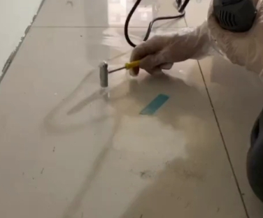芒康瓷砖开裂维修公司专业分享瓷砖在铺贴前如果没有沥干水分，将会导致以下问题